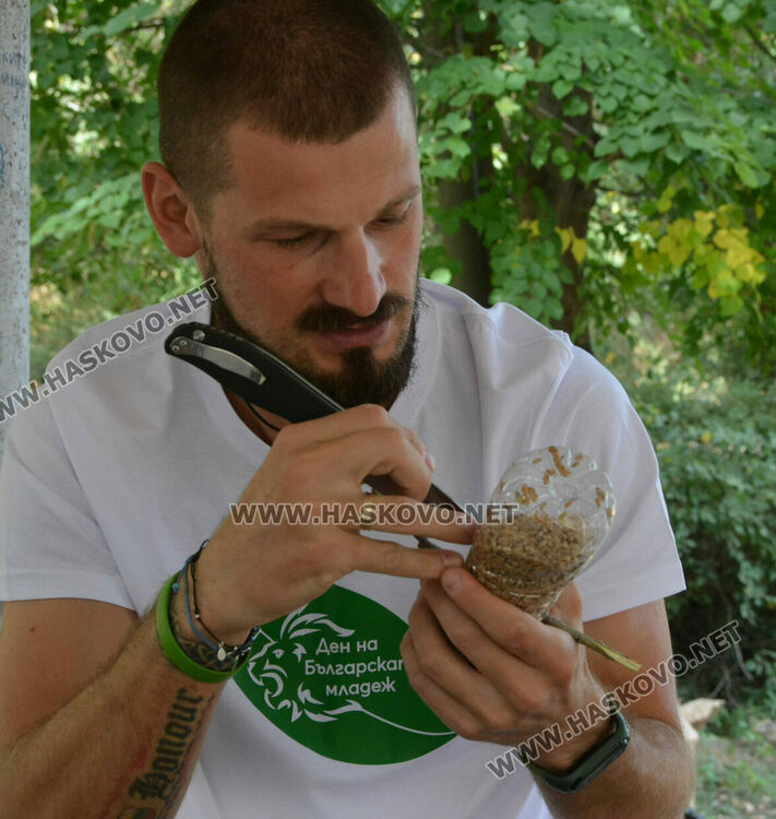 Националисти чистиха около „Седемте чучура“, поставиха и хранилки за птици