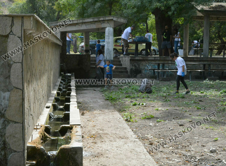 Националисти чистиха около „Седемте чучура“, поставиха и хранилки за птици