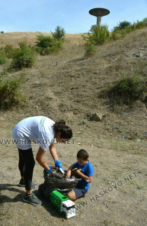 Националисти чистиха около „Седемте чучура“, поставиха и хранилки за птици