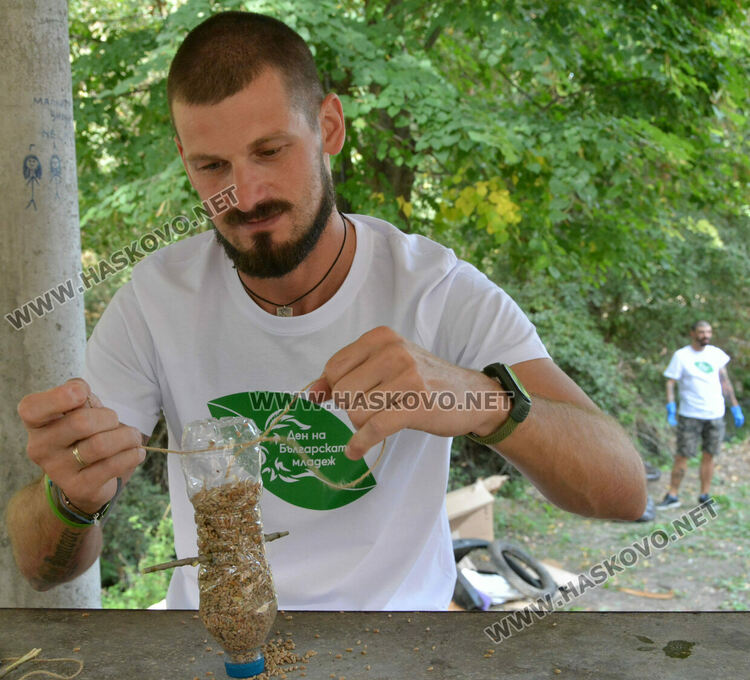 Националисти чистиха около „Седемте чучура“, поставиха и хранилки за птици