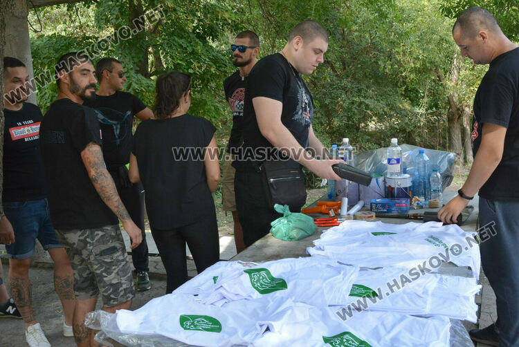 Националисти чистиха около „Седемте чучура“, поставиха и хранилки за птици