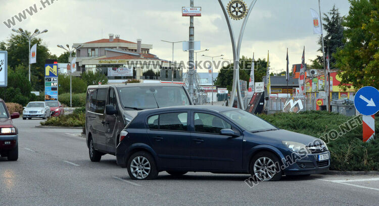 Варненски бус и хасковски Опел катастрофираха на Кърджалийска