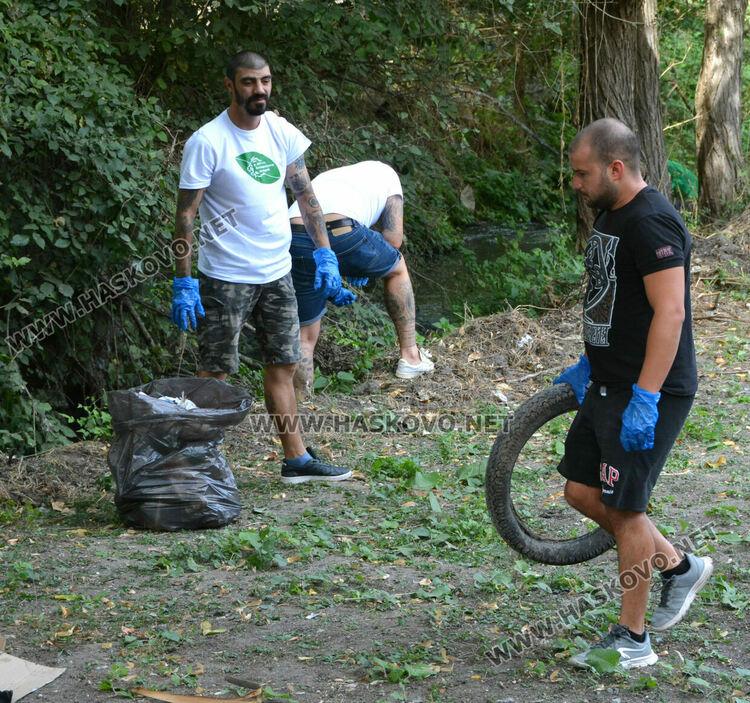 Националисти чистиха около „Седемте чучура“, поставиха и хранилки за птици