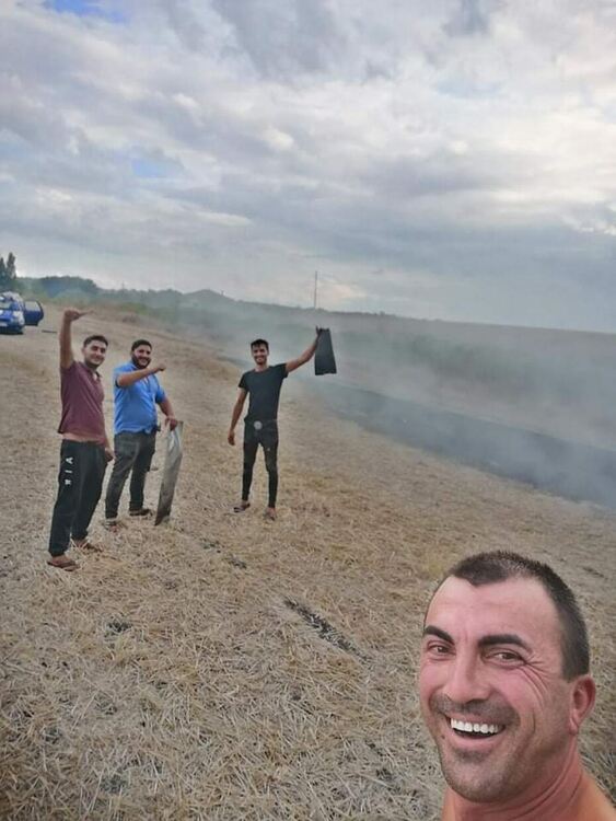 Огнеборци и доброволци гасиха пожар в стърнище край Хасково