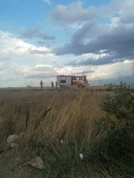 Огнеборци и доброволци гасиха пожар в стърнище край Хасково