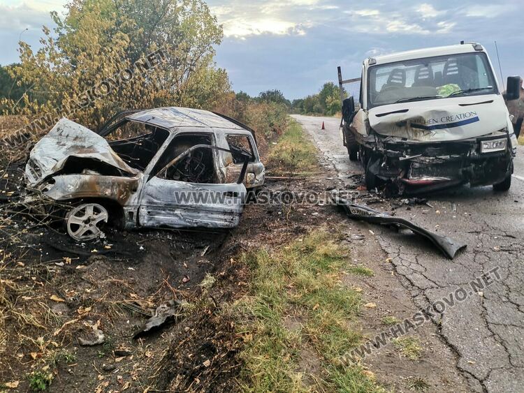 Джип пламна и изгоря след челен удар в камион