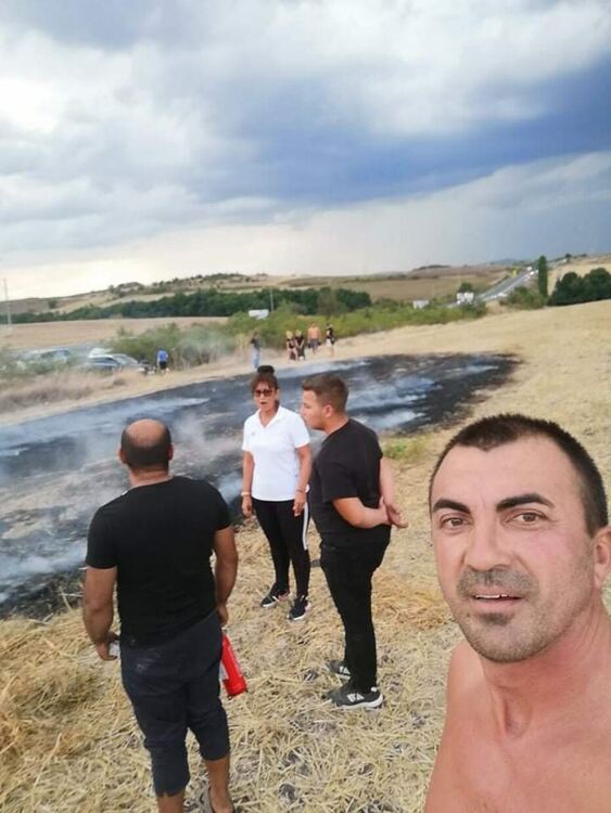 Огнеборци и доброволци гасиха пожар в стърнище край Хасково