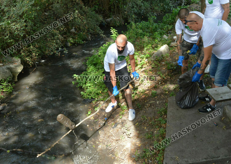 Националисти чистиха около „Седемте чучура“, поставиха и хранилки за птици