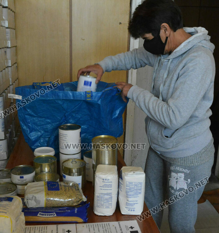 Хасковлии извиха опашки за хранителните помощи от БЧК, искат и олио