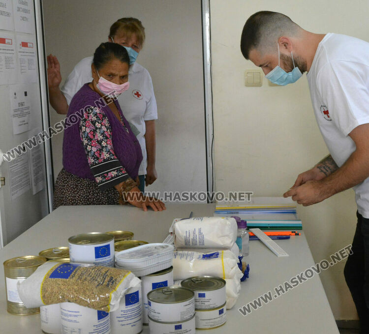 Хасковлии извиха опашки за хранителните помощи от БЧК, искат и олио