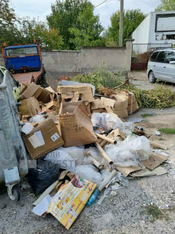 Купища кашони затрудняват сметосъбирането в Кърджали, търговци не се съобразяват с призива на Общината