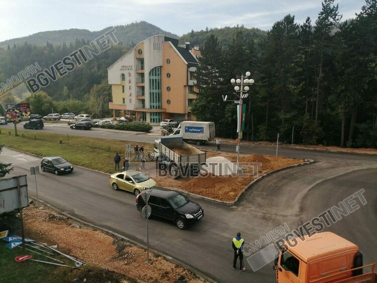 Смолян вече си има същинско кръгово кръстовище