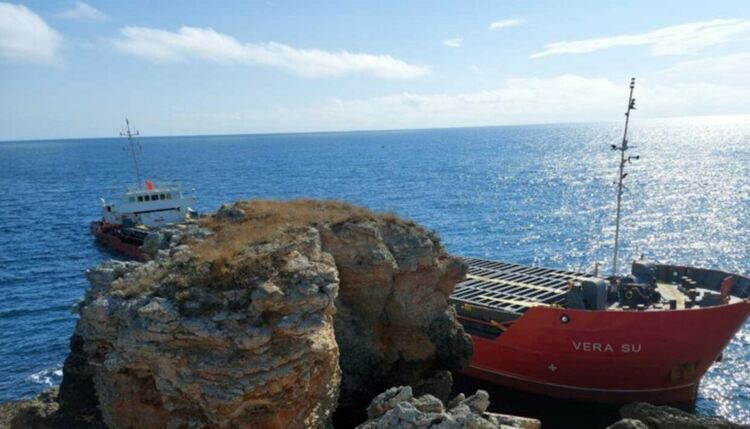 Панамски товарен кораб заседна до Камен бряг