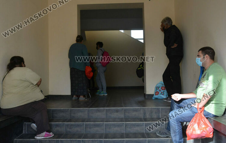 Хасковлии извиха опашки за хранителните помощи от БЧК, искат и олио