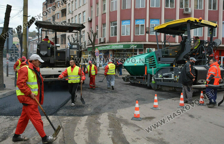 Подготвят за преасфалтиране булеварда до театъра в Хасково