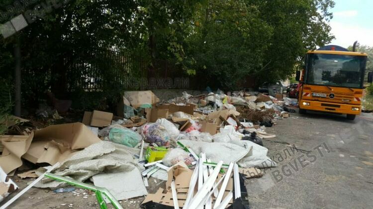 Купища кашони затрудняват сметосъбирането в Кърджали, търговци не се съобразяват с призива на Общината