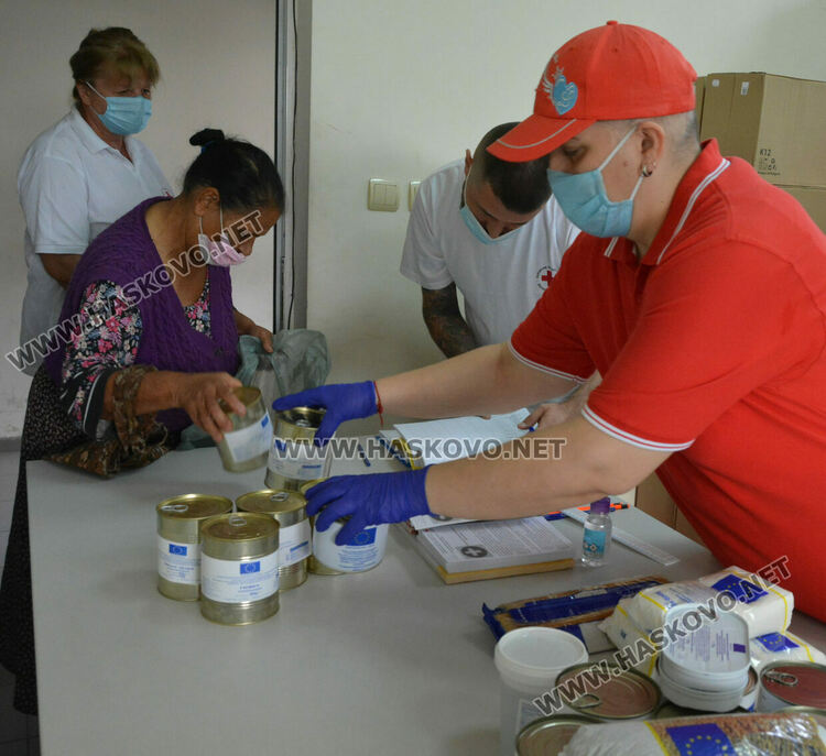 Хасковлии извиха опашки за хранителните помощи от БЧК, искат и олио