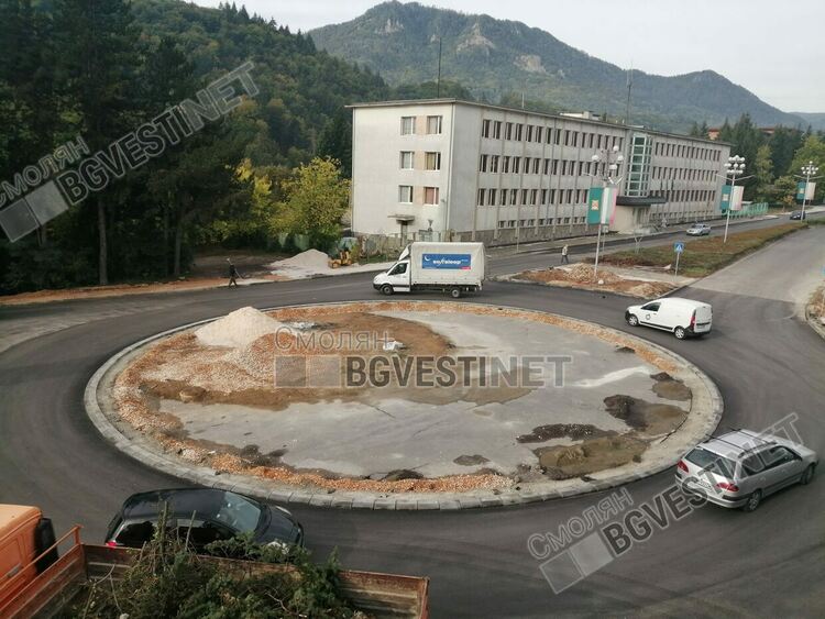 Смолян вече си има същинско кръгово кръстовище