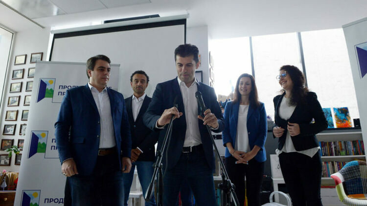 “Условието е да не искат места в листите”. Василев и Петков търсят партия мандатоносител