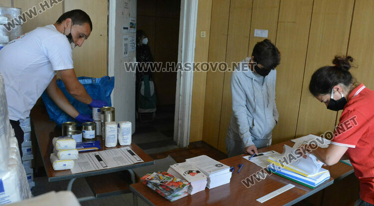 Хасковлии извиха опашки за хранителните помощи от БЧК, искат и олио