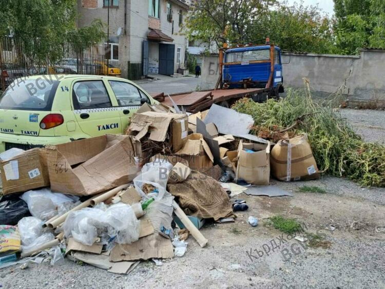 Купища кашони затрудняват сметосъбирането в Кърджали, търговци не се съобразяват с призива на Общината