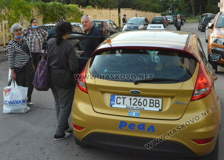 Хасковлии извиха опашки за хранителните помощи от БЧК, искат и олио