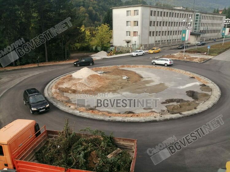 Смолян вече си има същинско кръгово кръстовище