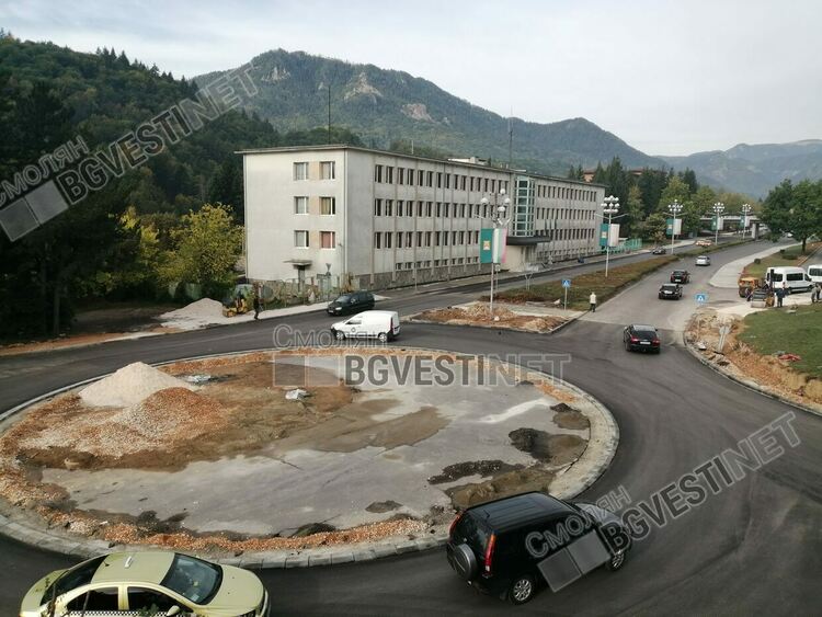 Смолян вече си има същинско кръгово кръстовище