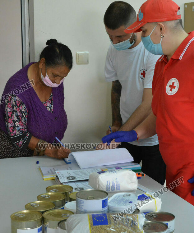 Хасковлии извиха опашки за хранителните помощи от БЧК, искат и олио