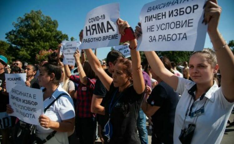 Антиваксъри атакуваха и затвориха пункт за ваксинации във Варна