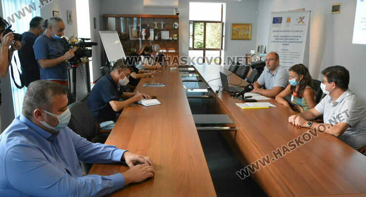  Кметът и областният дадоха официален старт на санирането на Областна администрация в Хасково