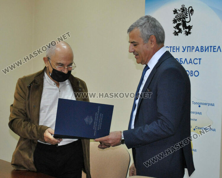 РЗИ-Хасково и д-р Оник Кеворкян с грамоти за ваксинацията срещу коронавируса