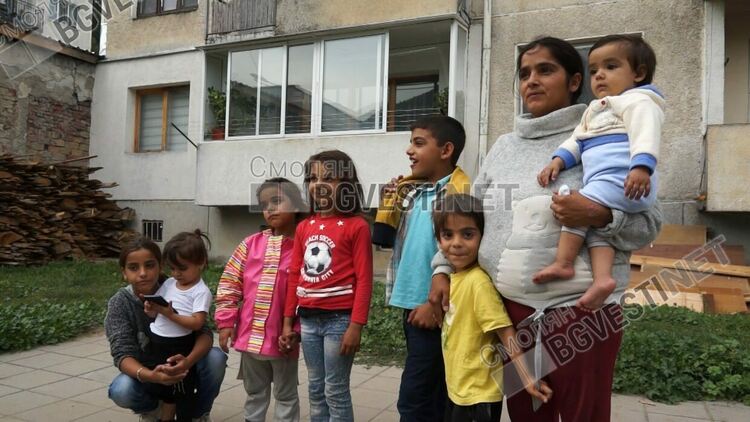 Осем деца останаха на улицата!Съседи поискали от общината да ги изведе принудително
