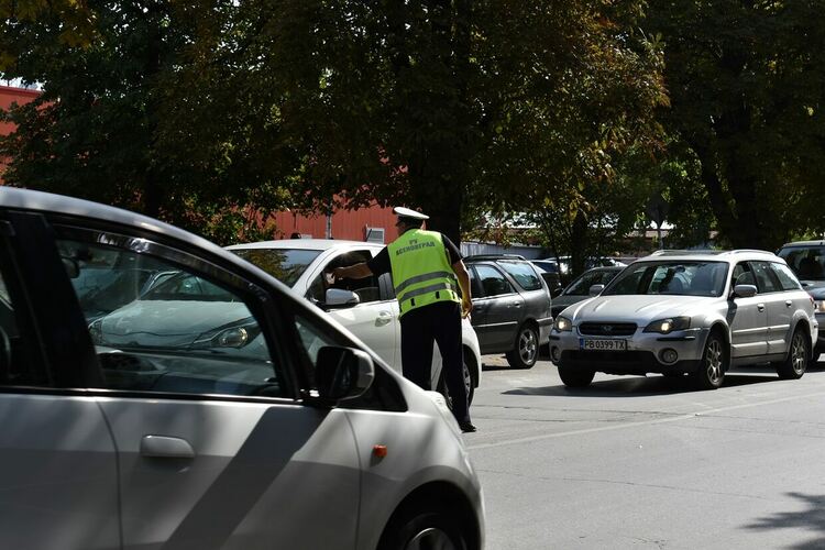Община и полиция в Асеновград с акция "Спазвай правилата на пътя" (снимки)