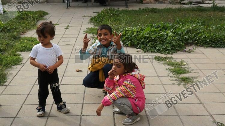 Осем деца останаха на улицата!Съседи поискали от общината да ги изведе принудително