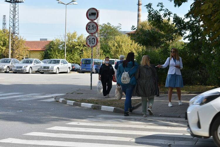 Община и полиция в Асеновград с акция "Спазвай правилата на пътя" (снимки)