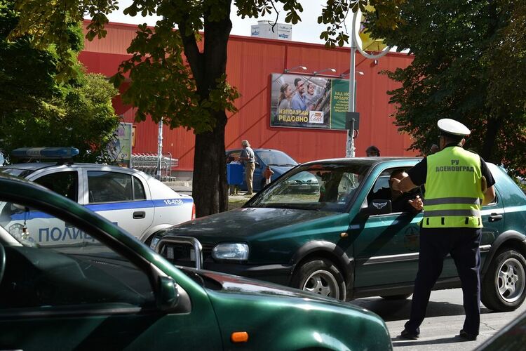 Община и полиция в Асеновград с акция "Спазвай правилата на пътя" (снимки)