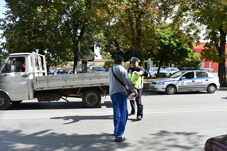 Община и полиция в Асеновград с акция "Спазвай правилата на пътя" (снимки)