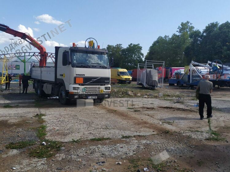 Сглобяват атракционите на Луна парка в Кърджали, въпреки пандемията