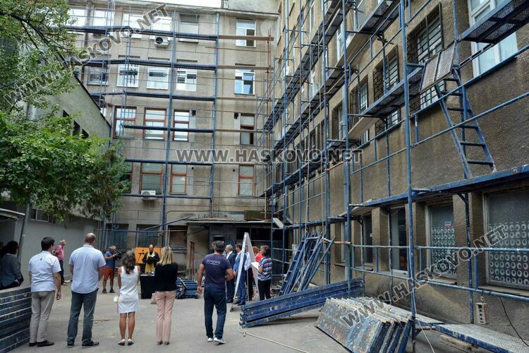  Кметът и областният дадоха официален старт на санирането на Областна администрация в Хасково