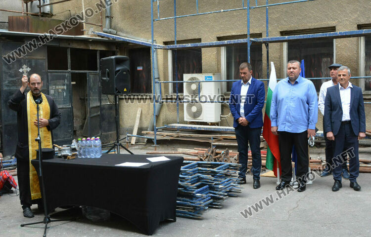  Кметът и областният дадоха официален старт на санирането на Областна администрация в Хасково