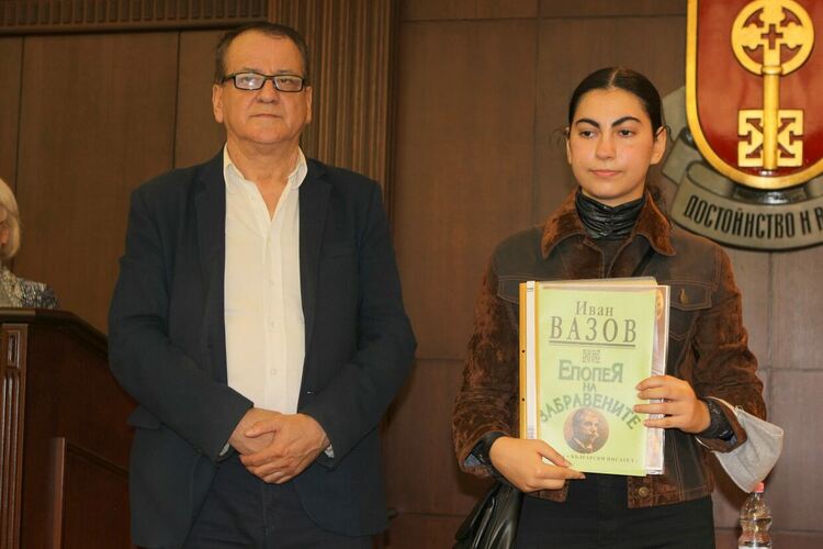 Паулина от „Паисий“ с първа награда за есе в литературен конкурс