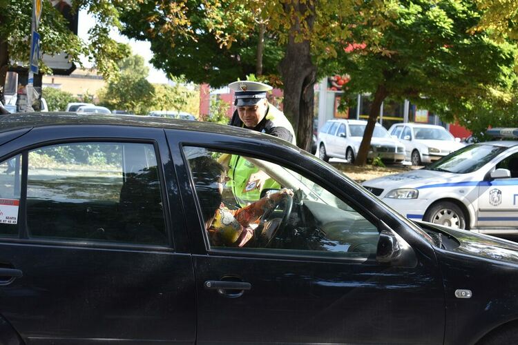 Община и полиция в Асеновград с акция "Спазвай правилата на пътя" (снимки)