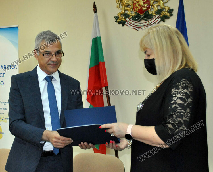 РЗИ-Хасково и д-р Оник Кеворкян с грамоти за ваксинацията срещу коронавируса