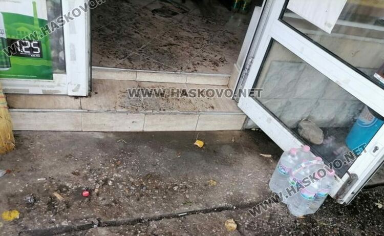 Хидрофор се спука и напълни магазин и двор на сграда