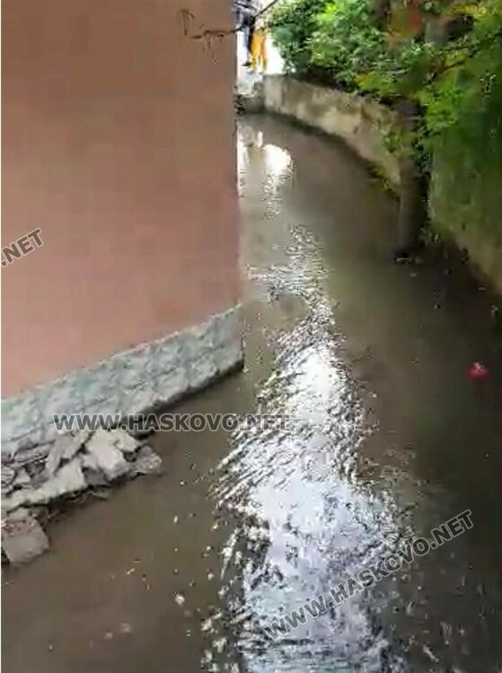 Хидрофор се спука и напълни магазин и двор на сграда