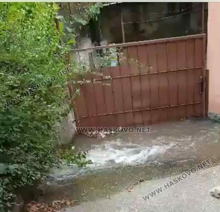 Хидрофор се спука и напълни магазин и двор на сграда