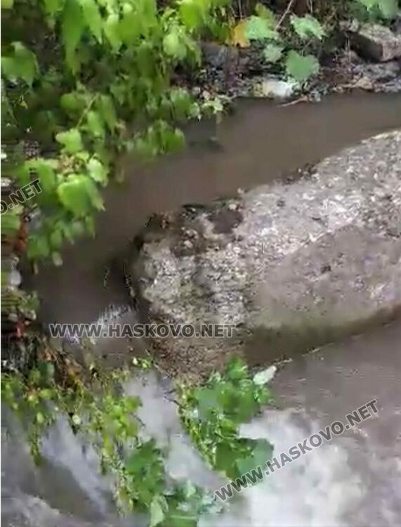 Хидрофор се спука и напълни магазин и двор на сграда