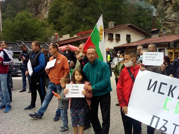 Протест блокира пътя Асеновград-Смолян! Жители на Загражден заплашват да бойкотират изборите
