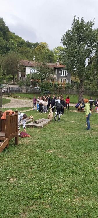 Ученици от Първомай прекараха четири незабравими часа в Етъра